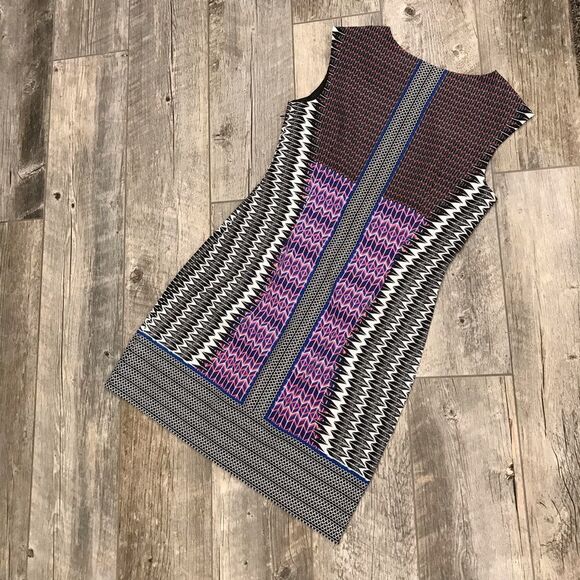 Cute fitted sleeveless dress - Picture 7 of 11